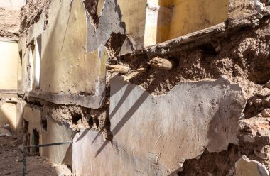 Marakeş, Fas, 10 Ocak 2024: Marakeş 'te yıkılan ev, yıkılan duvarlar, harabeler, karmaşa ve kaos, ağır hasar, deprem inşaat malzemeleri, çürüme ve ihmal, editör imajı