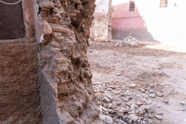Marakeş, Fas, 10 Ocak 2024: Marakeş 'te yıkılan ev, yıkılan duvarlar, harabeler, karmaşa ve kaos, ağır hasar, deprem inşaat malzemeleri, çürüme ve ihmal, editör imajı