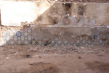 Marakeş, Fas, 10 Ocak 2024 Dar Marakeş sokakları, eski şehrin yıpranmış duvarları, otantik, tarihi Fas. Sıcak toprak tonlarında yaşlanmış binalar, kırsal cazibe, editoryal görüntü