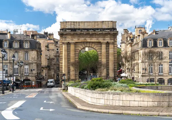 Bordeaux, Fransa, 17 Nisan 2024: Yağmurdan sonra Bordeaux 'nun eski şehir merkezi, eski sokaklar, Fransa' daki tarihi binalar, editoryal imaj