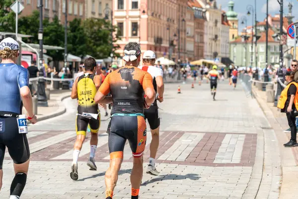 Varşova, Polonya, 9 Haziran 2024: Ironman triatlonu, eski Varşova şehir merkezinde demir adam triatlon yarışları, editoryal görüntü
