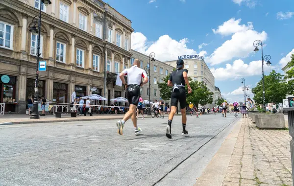Varşova, Polonya, 9 Haziran 2024: Ironman triatlonu, eski Varşova şehir merkezinde demir adam triatlon yarışları, editoryal görüntü