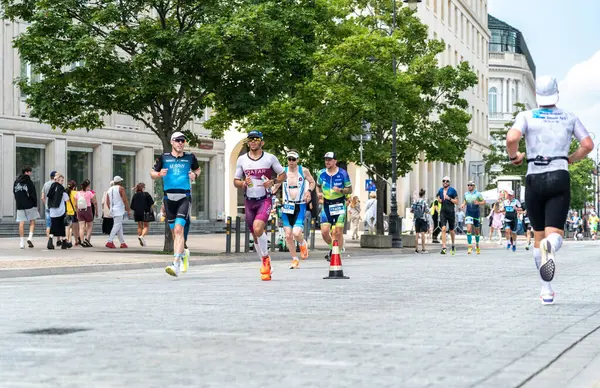 Varşova, Polonya, 9 Haziran 2024: Ironman triatlonu, eski Varşova şehir merkezinde demir adam triatlon yarışları, editoryal görüntü