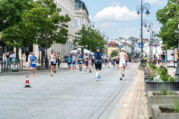 Varşova, Polonya, 9 Haziran 2024: Ironman triatlonu, eski Varşova şehir merkezinde demir adam triatlon yarışları, editoryal görüntü
