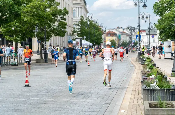 Varşova, Polonya, 9 Haziran 2024: Ironman triatlonu, eski Varşova şehir merkezinde demir adam triatlon yarışları, editoryal görüntü