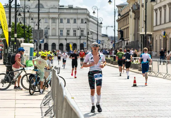 Varşova, Polonya, 9 Haziran 2024: Ironman triatlonu, eski Varşova şehir merkezinde demir adam triatlon yarışları, editoryal görüntü