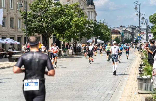 Varşova, Polonya, 9 Haziran 2024: Ironman triatlonu, eski Varşova şehir merkezinde demir adam triatlon yarışları, editoryal görüntü