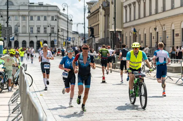 Varşova, Polonya, 9 Haziran 2024: Ironman triatlonu, eski Varşova şehir merkezinde demir adam triatlon yarışları, editoryal görüntü