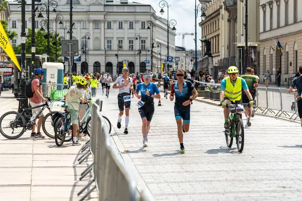 Varşova, Polonya, 9 Haziran 2024: Ironman triatlonu, eski Varşova şehir merkezinde demir adam triatlon yarışları, editoryal görüntü