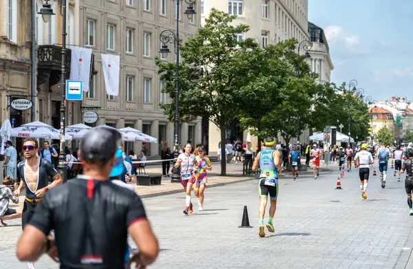 Varşova, Polonya, 9 Haziran 2024: Ironman triatlonu, eski Varşova şehir merkezinde demir adam triatlon yarışları, editoryal görüntü