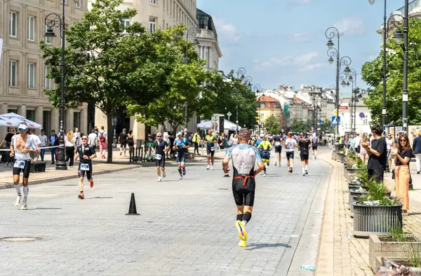 Varşova, Polonya, 9 Haziran 2024: Ironman triatlonu, eski Varşova şehir merkezinde demir adam triatlon yarışları, editoryal görüntü
