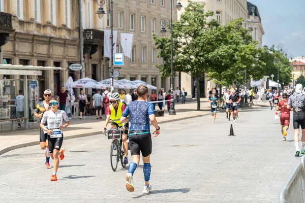 Varşova, Polonya, 9 Haziran 2024: Ironman triatlonu, eski Varşova şehir merkezinde demir adam triatlon yarışları, editoryal görüntü