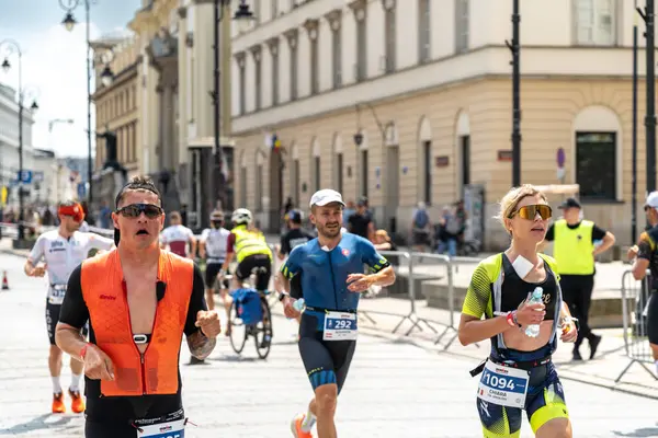Varşova, Polonya, 9 Haziran 2024: Ironman triatlonu, eski Varşova şehir merkezinde demir adam triatlon yarışları, editoryal görüntü