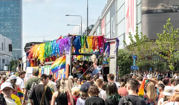 Varşova, Polonya, 15 Haziran 2024: Lgbtq gurur geçidi, lgbt gökkuşağı bayrakları, renkli karnaval kalabalığı, gey hoşgörü festivali, özgürlük ve aşk sembolü, mutlu eğlence ortamı, editoryal görüntü