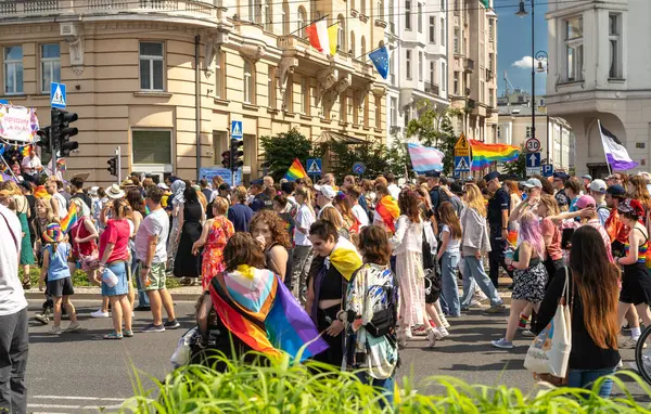 Varşova, Polonya, 15 Haziran 2024: Lgbtq gurur geçidi, lgbt gökkuşağı bayrakları, renkli karnaval kalabalığı, gey hoşgörü festivali, özgürlük ve aşk sembolü, mutlu eğlence ortamı, editoryal görüntü