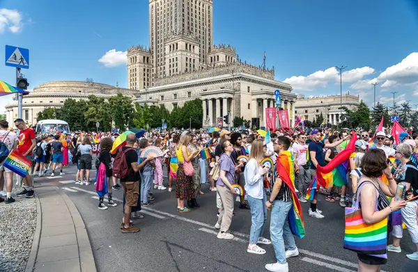 Varşova, Polonya, 15 Haziran 2024: Lgbtq gurur geçidi, lgbt gökkuşağı bayrakları, renkli karnaval kalabalığı, gey hoşgörü festivali, özgürlük ve aşk sembolü, mutlu eğlence ortamı, editoryal görüntü