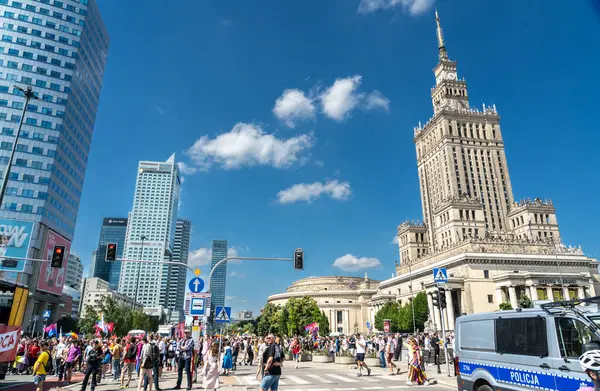 Varşova, Polonya, 15 Haziran 2024: Lgbtq gurur geçidi, lgbt gökkuşağı bayrakları, renkli karnaval kalabalığı, gey hoşgörü festivali, özgürlük ve aşk sembolü, mutlu eğlence ortamı, editoryal görüntü