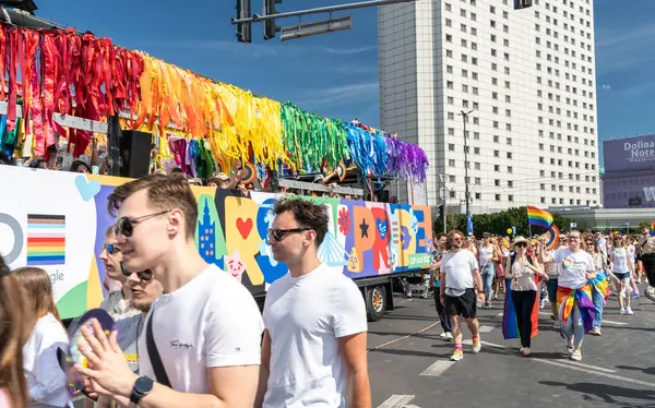 Varşova, Polonya, 15 Haziran 2024: Lgbtq gurur geçidi, lgbt gökkuşağı bayrakları, renkli karnaval kalabalığı, gey hoşgörü festivali, özgürlük ve aşk sembolü, mutlu eğlence ortamı, editoryal görüntü