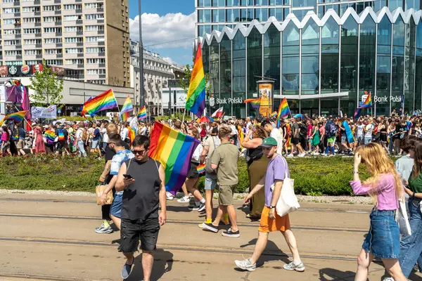 Varşova, Polonya, 15 Haziran 2024: Lgbtq gurur geçidi, lgbt gökkuşağı bayrakları, renkli karnaval kalabalığı, gey hoşgörü festivali, özgürlük ve aşk sembolü, mutlu eğlence ortamı, editoryal görüntü