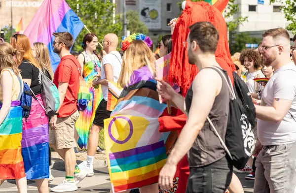 Varşova, Polonya, 15 Haziran 2024: Lgbtq gurur geçidi, lgbt gökkuşağı bayrakları, renkli karnaval kalabalığı, gey hoşgörü festivali, özgürlük ve aşk sembolü, mutlu eğlence ortamı, editoryal görüntü