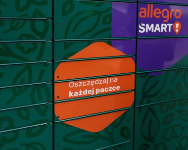 Varşova, Polonya, 26 Eylül 2023 çiçek desenli yeşil paket dolabı, bir kutu allegro markalaşma, modern dağıtım sistemi, organize kompartımanlar, açık hava ayarı, editoryal görüntü