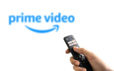 Varşova, Polonya, 20 Ağustos 2023 Prime Video logosu, Prime Video servisi ile akıllı TV, TV uzaktan kumandası, seçici odaklanma, editoryal görüntü