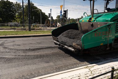 Varşova, Polonya, 13 Ağustos 2023, Laying Asphalt, Road Tamir, İnşaat Altında Sokak, Modern Yol Tamiri Modern Teknoloji ve Malzemeler ile Polonya 'da