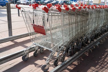 Varşova, Polonya, 19 Ekim 2023 Auchan Alışveriş Arabaları, Süpermarket yakınlarındaki Alışveriş Sepeti Hattı, Açık Dükkan Arabası, Boş Trolley, Alışveriş Malzemeleri, editoryal görüntü