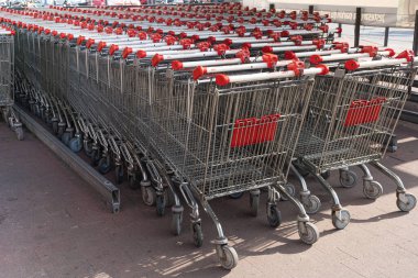 Varşova, Polonya, 19 Ekim 2023 Auchan Alışveriş Arabaları, Süpermarket yakınlarındaki Alışveriş Sepeti Hattı, Açık Dükkan Arabası, Boş Trolley, Alışveriş Malzemeleri, editoryal görüntü