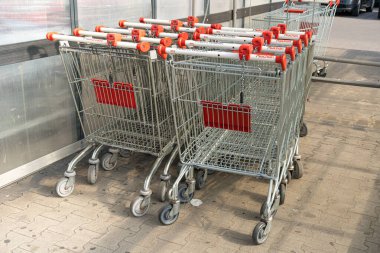 Varşova, Polonya, 19 Ekim 2023 Auchan Alışveriş Arabaları, Süpermarket yakınlarındaki Alışveriş Sepeti Hattı, Açık Dükkan Arabası, Boş Trolley, Alışveriş Malzemeleri, editoryal görüntü