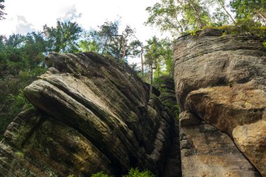 Bereketli yeşillikler ve turizm, eko-turizm, doğa reklamcılığı, seyahat rehberleri, turizm İnternet siteleriyle çevrili görkemli kumtaşı uçurumları