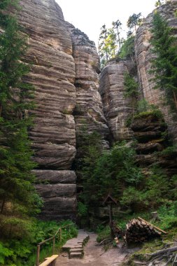 Bereketli yeşillikler ve turizm, eko-turizm, doğa reklamcılığı, seyahat rehberleri, turizm İnternet siteleriyle çevrili görkemli kumtaşı uçurumları