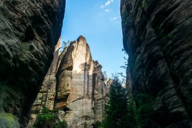 Bereketli yeşillikler ve turizm, eko-turizm, doğa reklamcılığı, seyahat rehberleri, turizm İnternet siteleriyle çevrili görkemli kumtaşı uçurumları