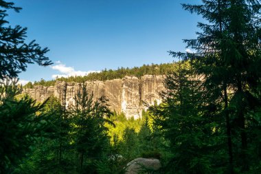Bereketli yeşillikler ve turizm, eko-turizm, doğa reklamcılığı, seyahat rehberleri, turizm İnternet siteleriyle çevrili görkemli kumtaşı uçurumları
