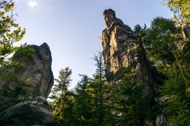 Bereketli yeşillikler ve turizm, eko-turizm, doğa reklamcılığı, seyahat rehberleri, turizm İnternet siteleriyle çevrili görkemli kumtaşı uçurumları