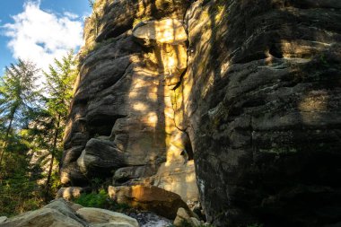 Bereketli yeşillikler ve turizm, eko-turizm, doğa reklamcılığı, seyahat rehberleri, turizm İnternet siteleriyle çevrili görkemli kumtaşı uçurumları