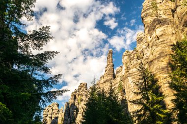 Bereketli yeşillikler ve turizm, eko-turizm, doğa reklamcılığı, seyahat rehberleri, turizm İnternet siteleriyle çevrili görkemli kumtaşı uçurumları