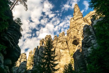 Bereketli yeşillikler ve turizm, eko-turizm, doğa reklamcılığı, seyahat rehberleri, turizm İnternet siteleriyle çevrili görkemli kumtaşı uçurumları