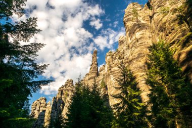 Bereketli yeşillikler ve turizm, eko-turizm, doğa reklamcılığı, seyahat rehberleri, turizm İnternet siteleriyle çevrili görkemli kumtaşı uçurumları