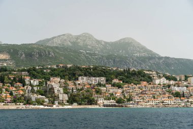 Kotor Körfezi Boka manzarası, Herceg Novi popüler Balkan kıyı şeridi, tekne gezisi olarak da bilinir.