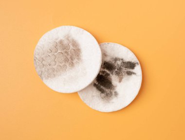 Kirli Pamuk Pedler, Makyaj Temizleme, Kullanılmış Pamuk Diskler Orange Top View üzerine Makyaj Pamuğu Pedleri Kaldırma