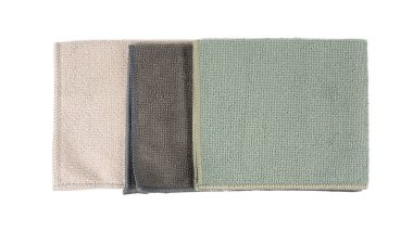 Temiz bez, gri, yeşil mendil, temiz mikrofiber havlu, pamuk peçete, mikrofiber kumaş, beyaz arka planda doğal malzemelerden yapılmış mutfak bezleri.