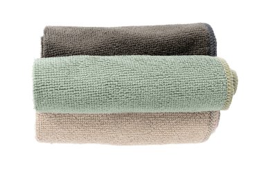 Temiz bez, gri, yeşil mendil, temiz mikrofiber havlu, sarılmış pamuk peçete, mikrofiber kumaş, beyaz arka planda doğal malzemelerden yapılmış mutfak bezleri.