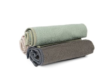 Temiz bez, gri, yeşil mendil, temiz mikrofiber havlu, sarılmış pamuk peçete, mikrofiber kumaş, beyaz arka planda doğal malzemelerden yapılmış mutfak bezleri.