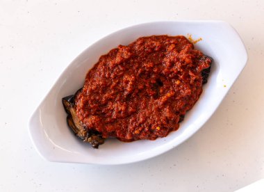 Patlıcan aperatifi, patlıcan saksuka salatası Arap sosu, patlıcan meze yakın plan.