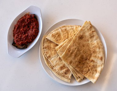 Geleneksel yassı ekmek, lavaş, buğday ezmeli ekmek veya Pita ekmeği, chapati, naan, tortilla üstü görünümü olarak da bilinir.