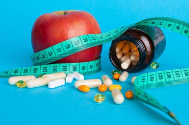 Şişeden, Diyet Destek Kapsüllerinden, Obezite Haplarından, Renk Yığını, Kilo Verme Hapları Mavi Arkaplanda Metin İçin Fotokopi Boşluğu Olan Mavi Arkaplanda