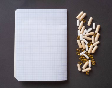 Kilo Verme Planı ve Hapları, Diyet Ek Kapsülleri, Obezite Kaybetme Tabletleri, Renk Uyuşturucu Yığını, Kilo Verme Günlüğü Siyah Arkaplanda Metin İçin Kopyalama Alanıyla