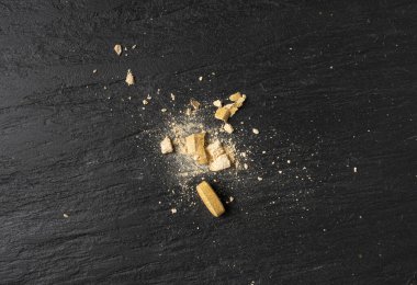 Kırık Haplar, Ezilmiş Aspirin, Bölünmüş Tablet, Kırık İlaç Kapsülleri, Kırılan Kahverengi Uyuşturucular