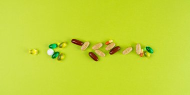 Yeşil Arkaplan 'daki renk hapları, Analjezik Yığını, Şeffaf Ağrı kesici Uyuşturucu Karışımı, Yatıştırıcı İlaç Grubu, Renk Jeli İlaçlar, İlaveler